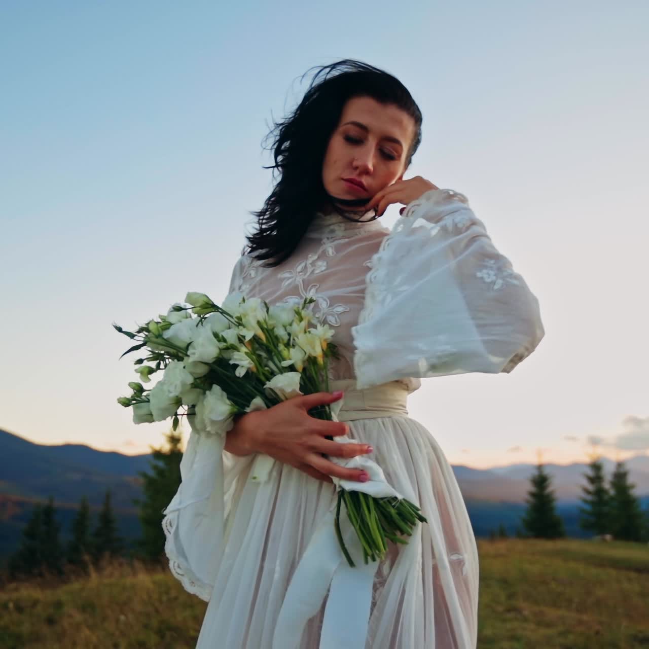 Glad ung kvinde med natur i baggrunden. Smuk dame i kjole, der går i naturen.