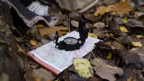 brújula en un mapa al aire libre