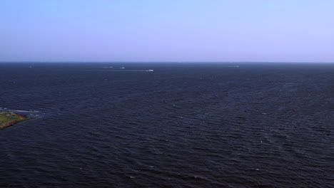 Una-Lenta-Panorámica-Aérea-De-Drones-Dejada-Sobre-Las-Aguas-En-El-Puerto-Deportivo-De-East-Islip---Parque-Mirando-El-área-De-Pantano-Verde---Amarillo-Al-Atardecer