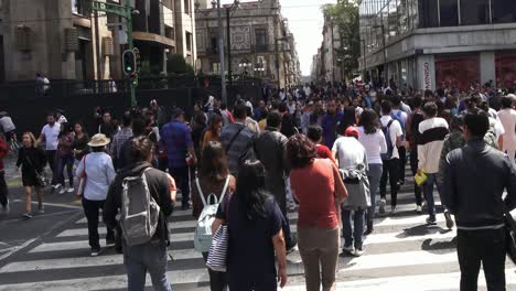 ciudad de méxico, centro, gente esperando para cruzar la calle.