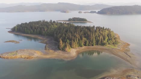 Daajing-Gidds,-Haida-Gwaii,-Robertson-Island-Fliegen-Raus