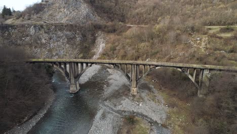 viejo puente de piedra en el valle de la montaña