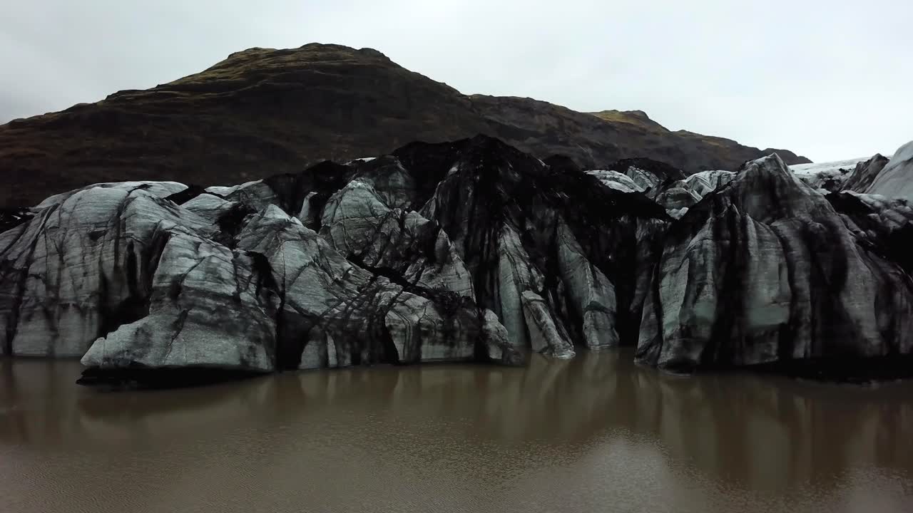 여름 동안 물에 녹는 아이슬란드 솔헤이마요쿨 빙하의 공중 전망