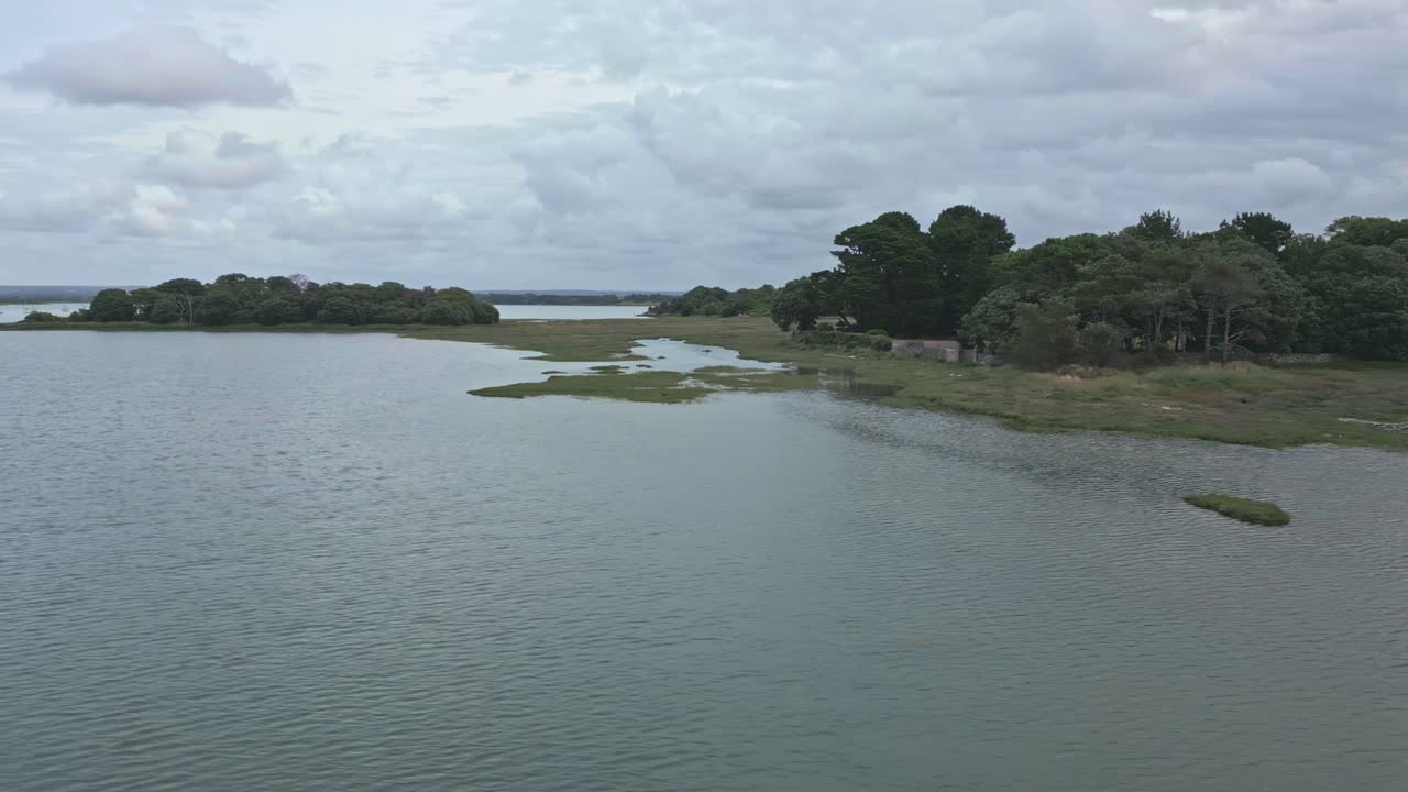 área de saint colombier marsh en un día nublado, morbihan en gran bretaña, francia