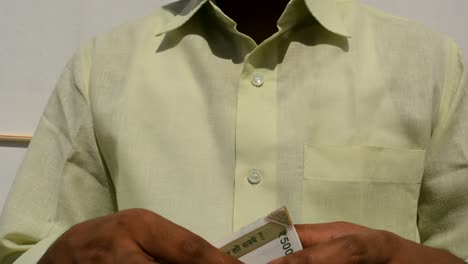 Hombre-Contando-Nuevos-Billetes-De-Moneda-India