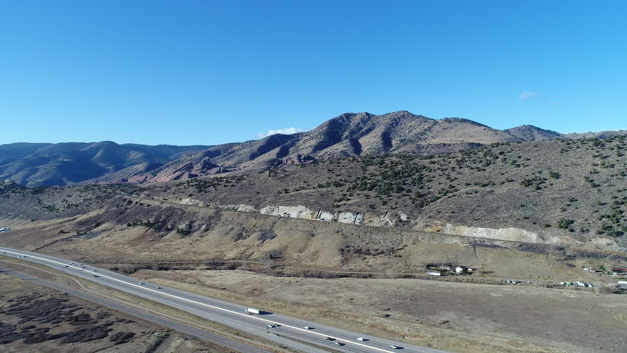 덴버 공동 외부의 c-470 상공에서 드론에 의한 느린 호버링