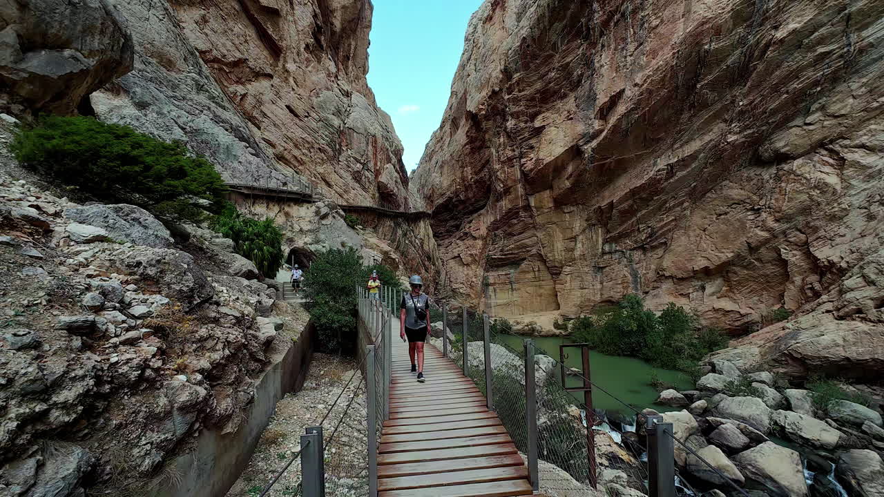 엘 카브리토 조류 관측소 에서  ⁇ 고 있는 여성 관광객, 지브롤터