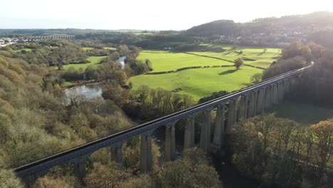 viejo galés pontcysyllte acueducto vía fluvial vista aérea rural otoño bosques valle amplia órbita derecho