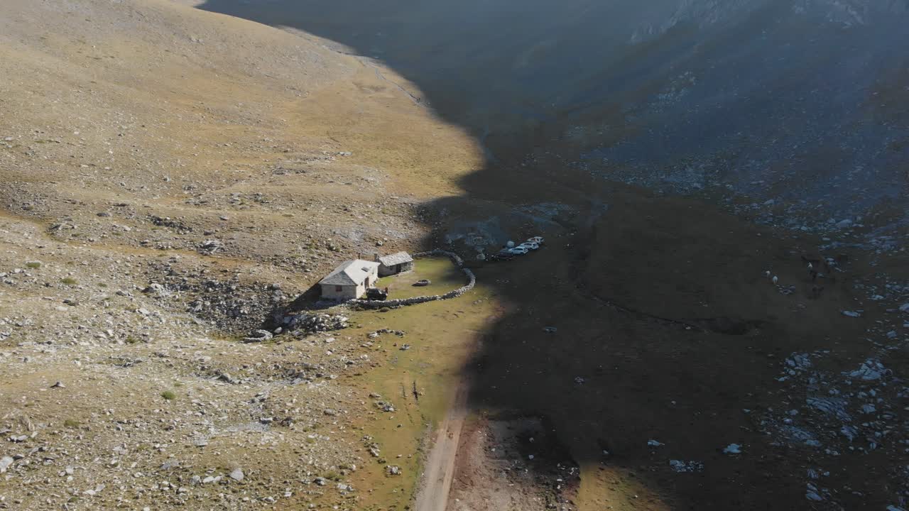 video de drones volando sobre la cabaña de refugio de montaña christakis en el monte olimpo por la mañana