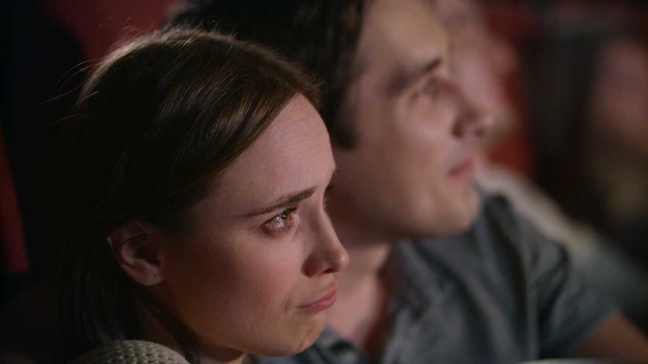 mujer viendo melodrama con su novio. pareja joven viendo una película