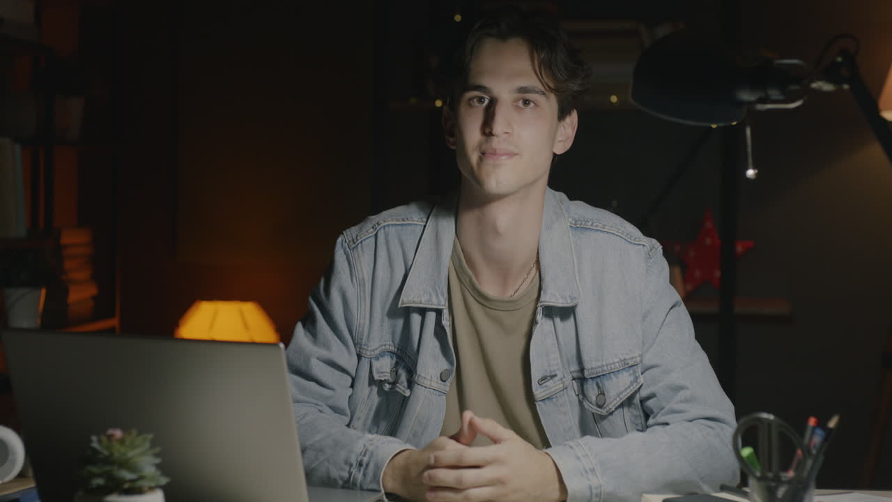 Ung man som arbetar på laptop på natten