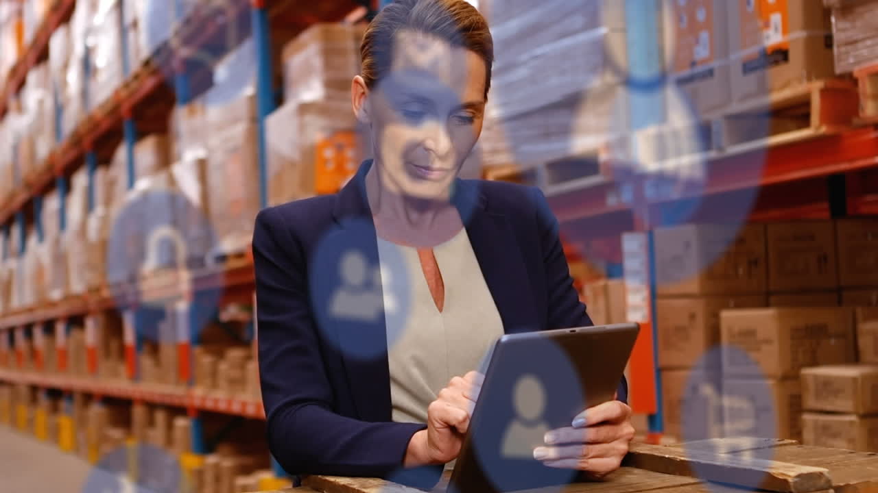 animación de iconos digitales sobre una mujer usando una tableta en un almacén
