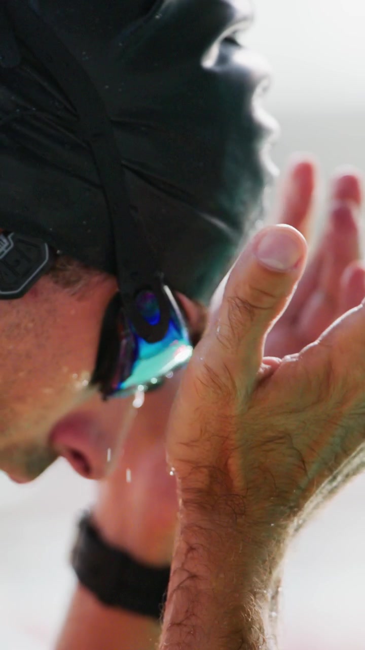 Nadador ajustándose las gafas antes de una sesión de entrenamiento