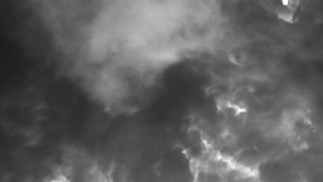 vista de 4k de nubes oscuras de tormenta con relámpagos