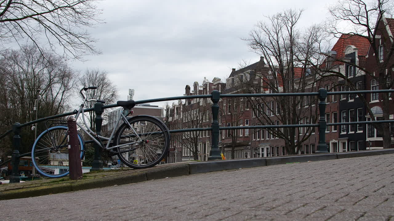 bicicleta en un puente sobre un canal en amsterdam