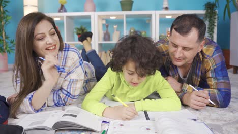 los padres adultos ayudan a sus hijos estudiantes de escuela primaria con sus lecciones.