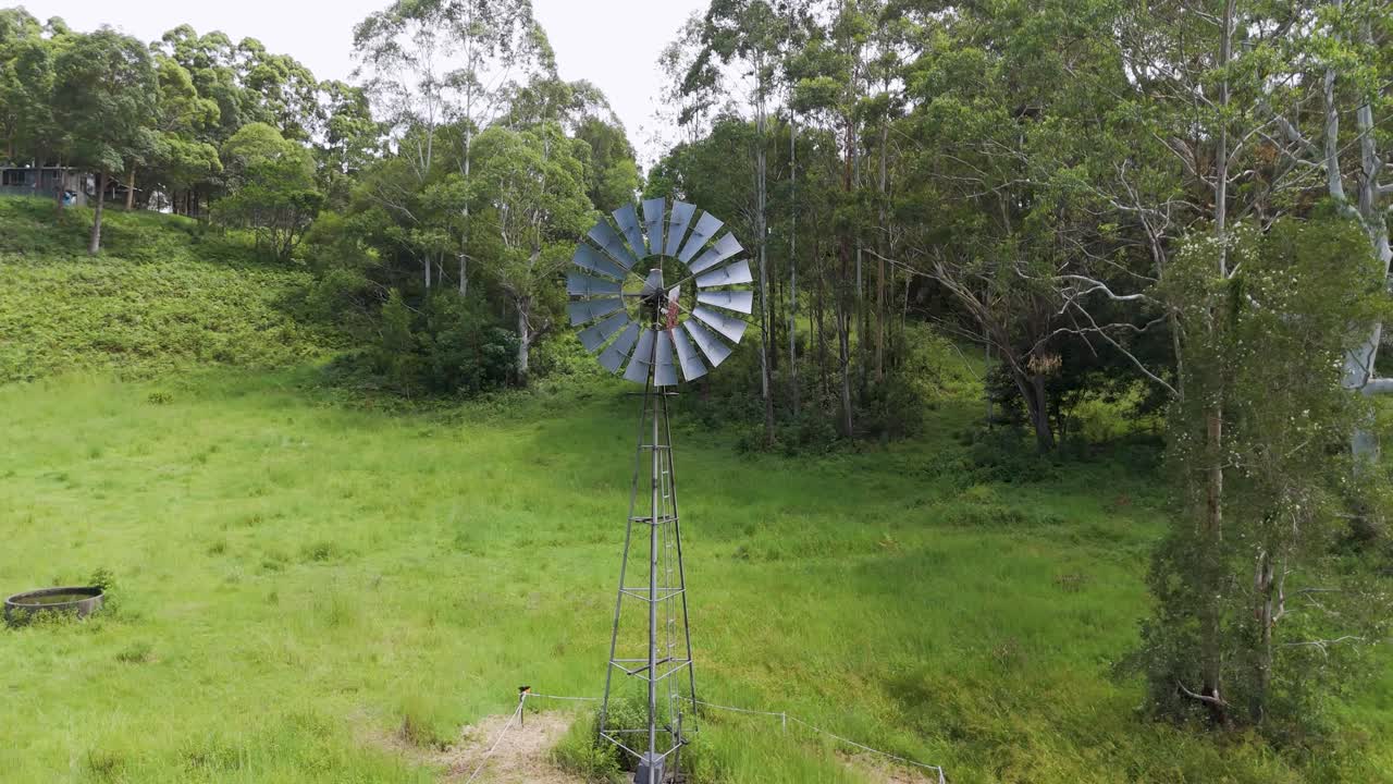 푸른 농장 풍경 에 있는 풍차