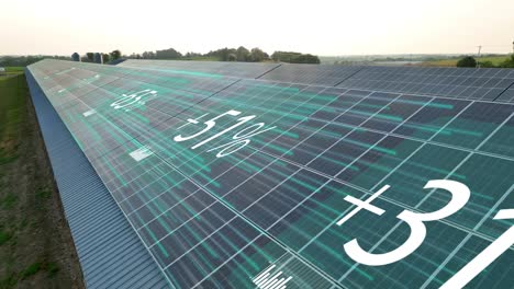 los paneles solares en el techo de una granja muestran los niveles de potencia, aprovechando la energía de manera sostenible en los estados unidos