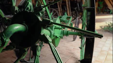 pieza giratoria de mano masculina de equipo agrícola vintage de color verde