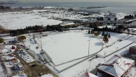 drone inclinándose hacia arriba para revelar un lago ontario congelado en mississauga