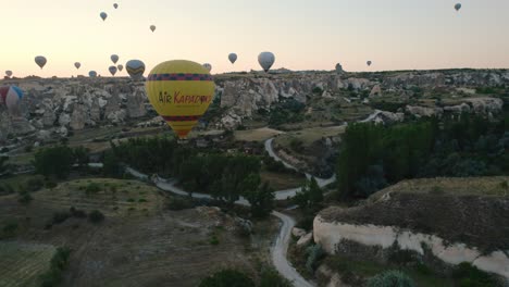 globos aerostáticos de capadocia durante el amanecer