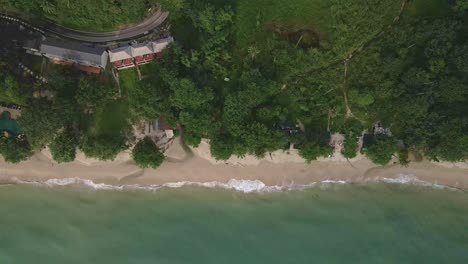 Vista-Aérea-De-Pájaros-De-Un-Popular-Destino-Turístico-De-Playa-Con-Complejo-De-Bungalows-En-La-Playa,-No-Hay-Turistas-En-La-Playa-En-Tailandia-Debido-Al-Efecto-Del-Covid-En-Los-Viajes-Y-El-Turismo-Globales