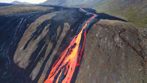 Vista-Aérea-De-La-Lava-Que-Fluye-Colina-Abajo-Desde-El-Volcán-Fagradalsfjall-En-Islandia