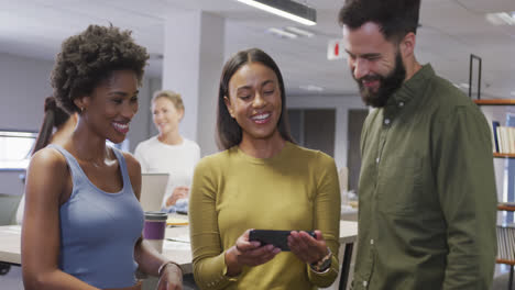 Portrait-of-happy-diverse-male-and-female-business-colleagues-discussing