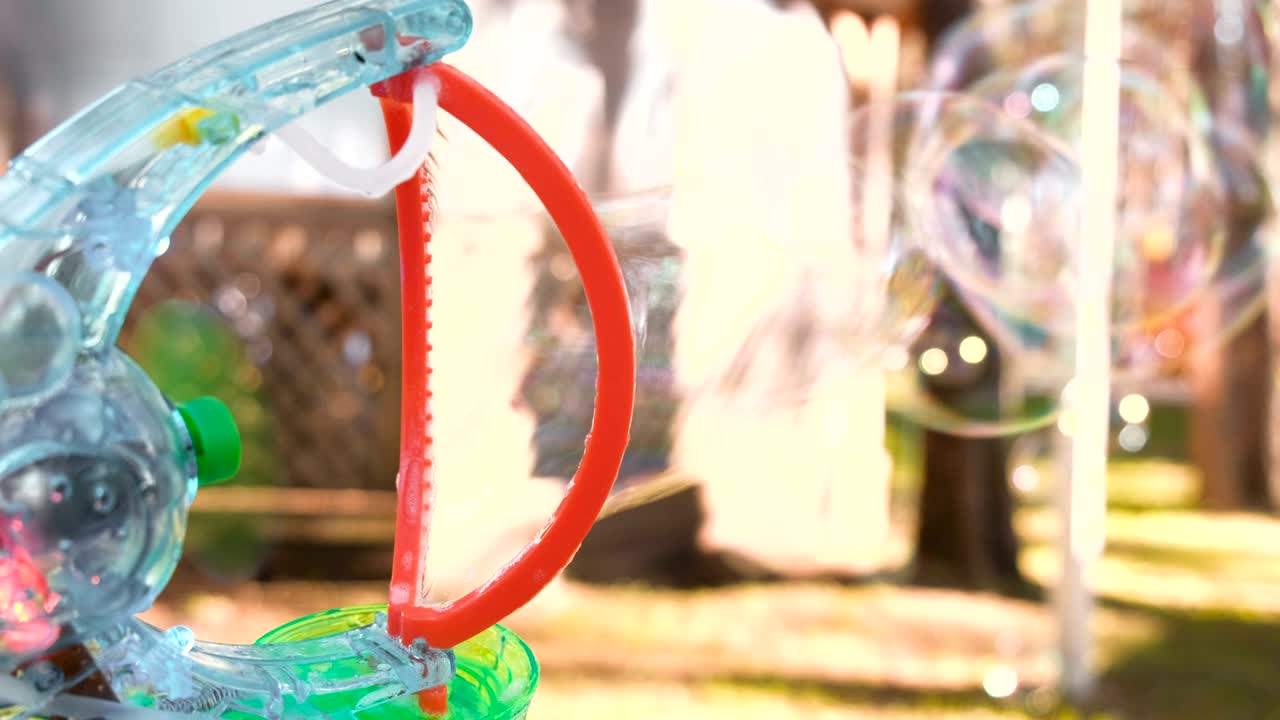 공원에서 거품을 불어넣는 장난감.