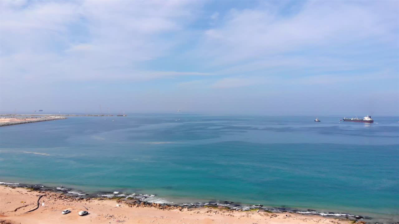 선박이 있는 해안 풍경