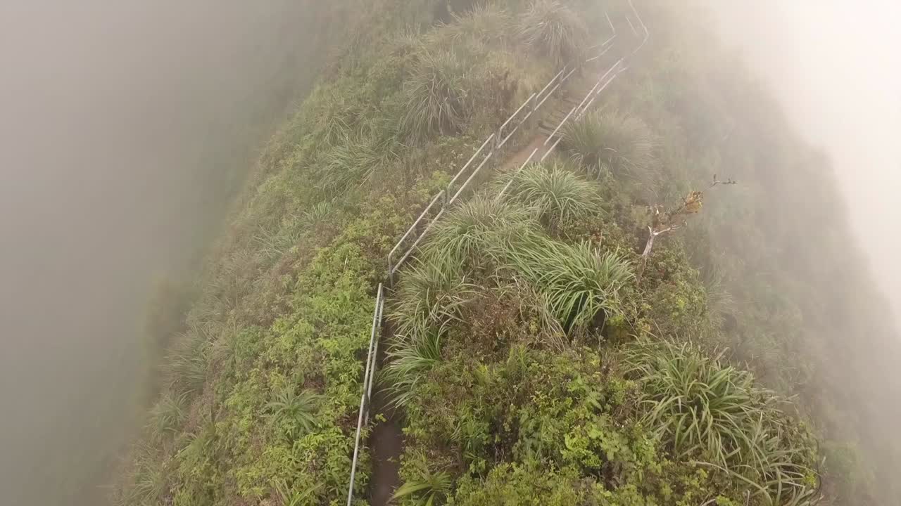 las escaleras del haiku atraviesan una sección empinada de la cresta en la nube