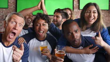 amigos viendo el juego en el bar de deportes en pantallas filmadas en r3d