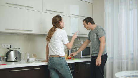 Pareja-Discutiendo-Teniendo-Conflictos-En-La-Cocina-De-Casa.