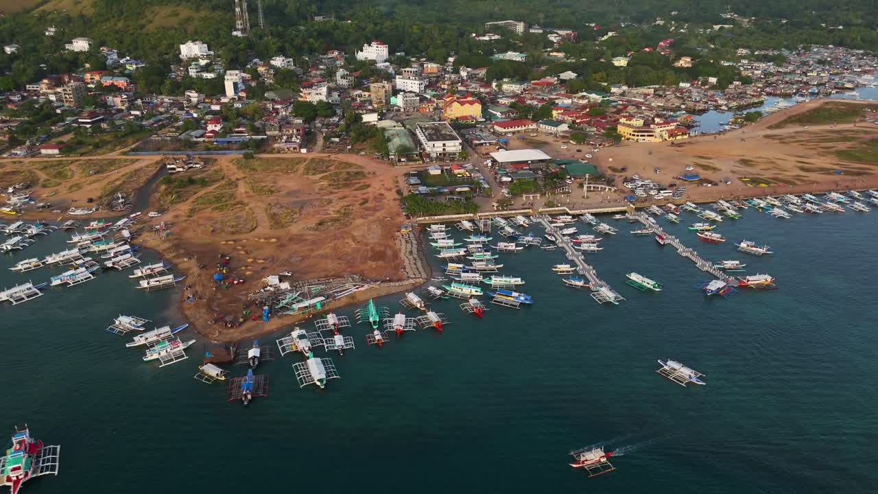 vista aérea de una ciudad y un puerto filipinos