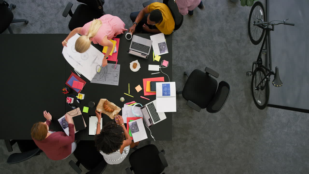Ingegneri che fanno brainstorming di idee per un prodotto