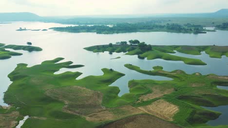 Toma-Aérea-De-Drones-De-Una-Isla-Fluvial-En-El-Pueblo-De-Pagara-Cerca-De-Morena,-Madhya-Pradesh,-India