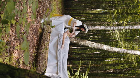 Terapeuta-Doctora-Haciendo-Mujer-Relajante-Spa-Masaje-Facial-Con-Las-Manos-Al-Aire-Libre-En-El-Bosque