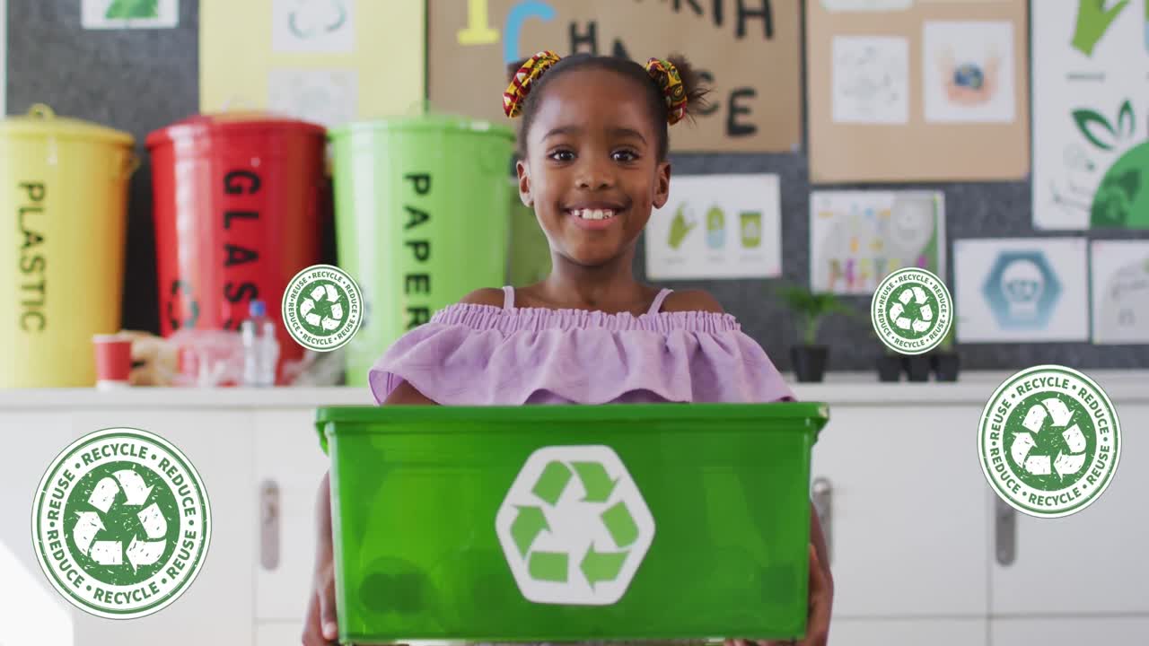 animación de signos verdes de reciclaje sobre una niña afroamericana que sostiene una caja de reciclaje verde