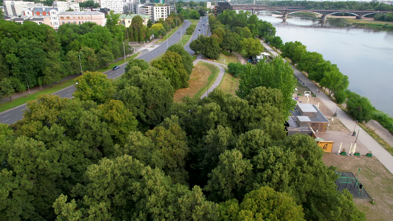 vista aérea de un parque junto al río vistula en el puente poniatowski en el centro de varsovia