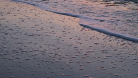 Olas-De-Mar-Tranquilas-Que-Llegan-A-La-Playa-De-Arena-Creando-Textura-Con-Espuma-De-Mar-Blanca