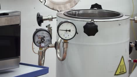 en un autoclave en un entorno de laboratorio