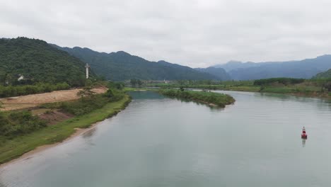 una pequeña ciudad llamada ninh bình se encuentra en el delta del río rojo del norte de vietnam