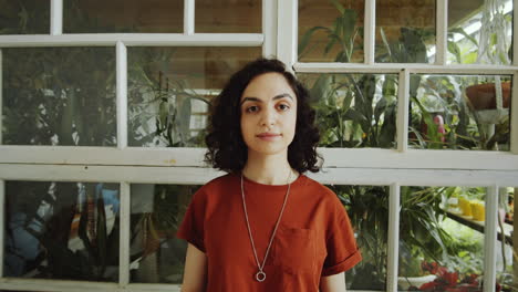 retrato de una hermosa chica biracial en un jardín interior