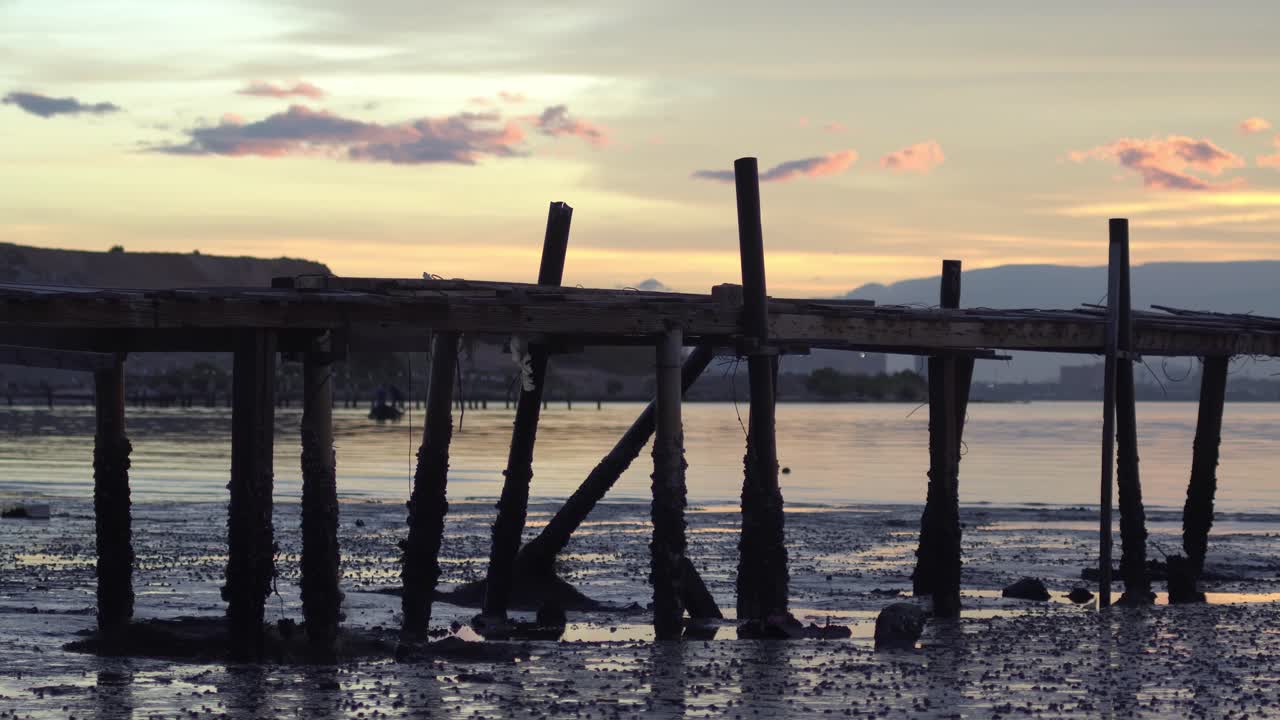 바물 흐름 을 가진 나무 다리