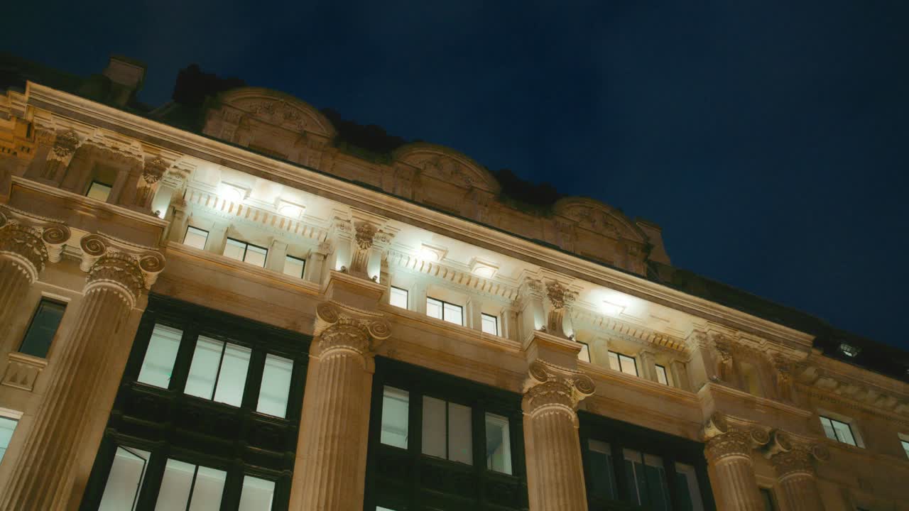 밤에는 런던의 리젠트 스트리트에 있는 건물 꼭대기