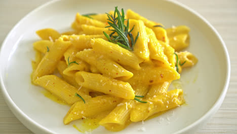 pasta penne con salsa cremosa de calabaza y romero