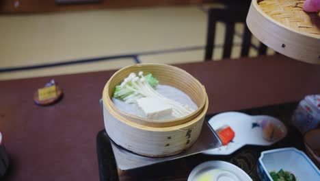 setas al vapor, verduras y tofu en una simple comida japonesa de ryokan