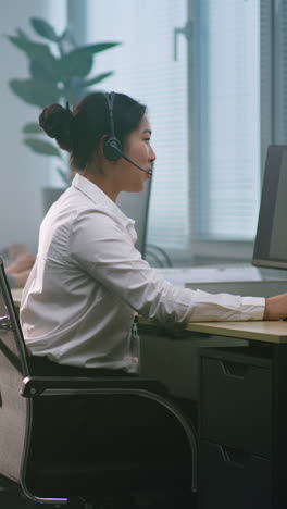 mujer trabajando en un escritorio en una oficina