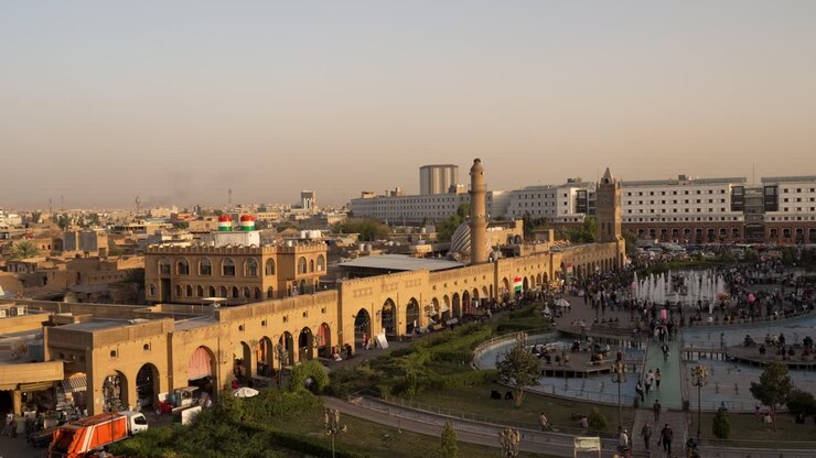 Il mercato centrale, il Souq, la piazza e la moschea a Erbil, Kurdistan, Iraq al tramonto