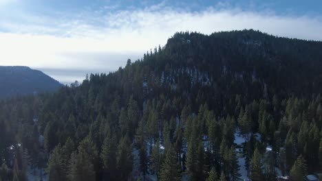 camión volador de montañas cubiertas de nieve del norte de california